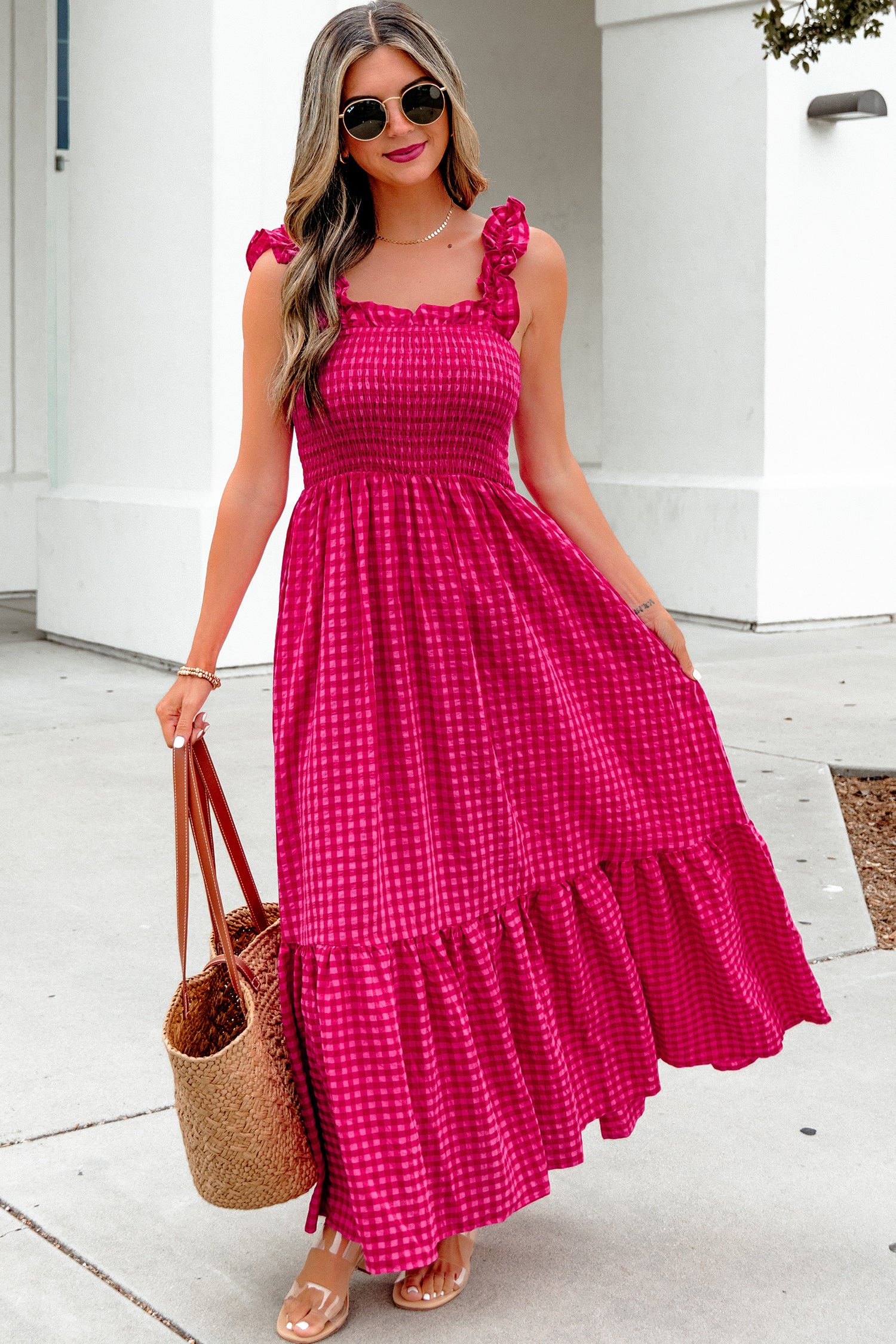 Robe longue à carreaux rose vif, volants en bas, encolure carrée smockée