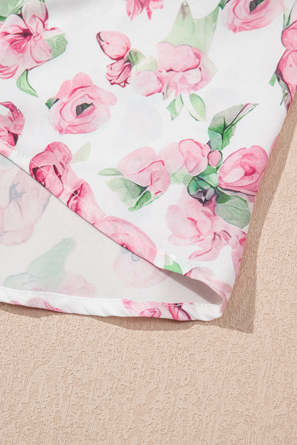 Pan de robe motif floral rose et vert sur fond clair, tissu léger