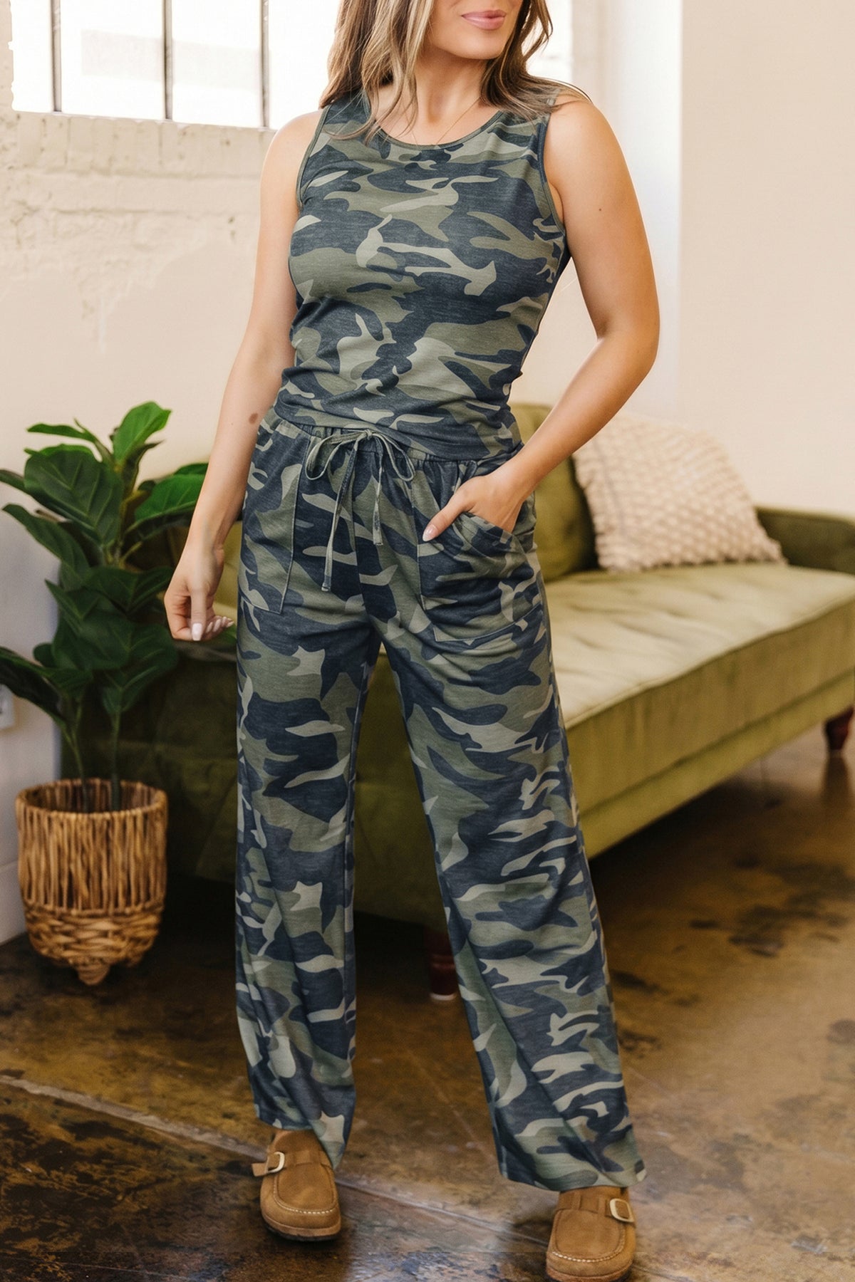 Ensemble débardeur sans manches camouflage vert et pantalon ajusté, pose debout.