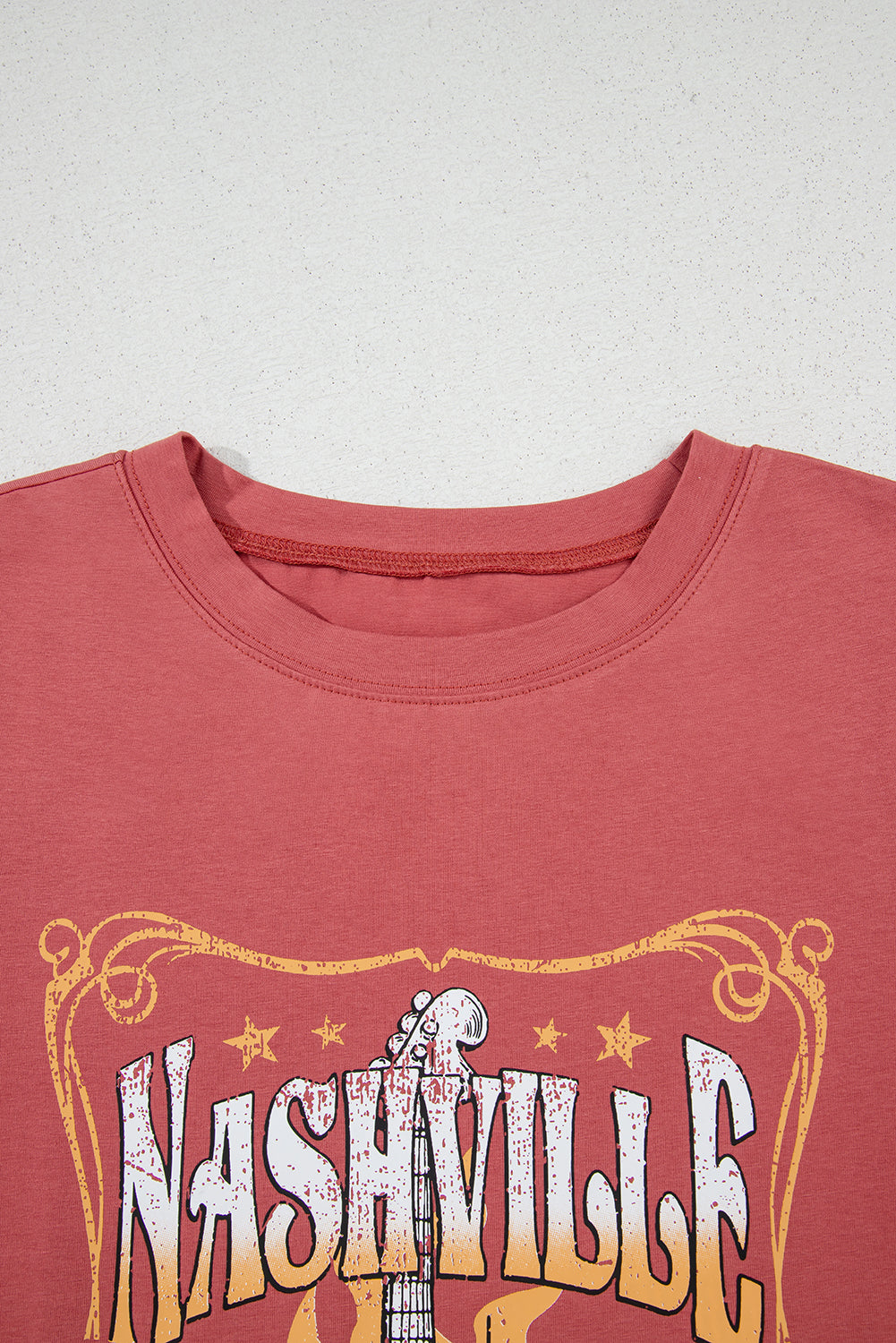 T-shirt rouge mineral avec gros imprimé Nashville et cadre décoratif doré
