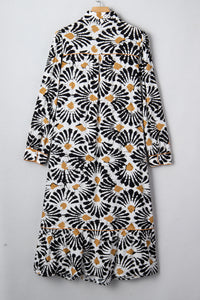 Robe longue sur cintre, vue dos, manches longues, motifs floraux abstraits noir/blanc