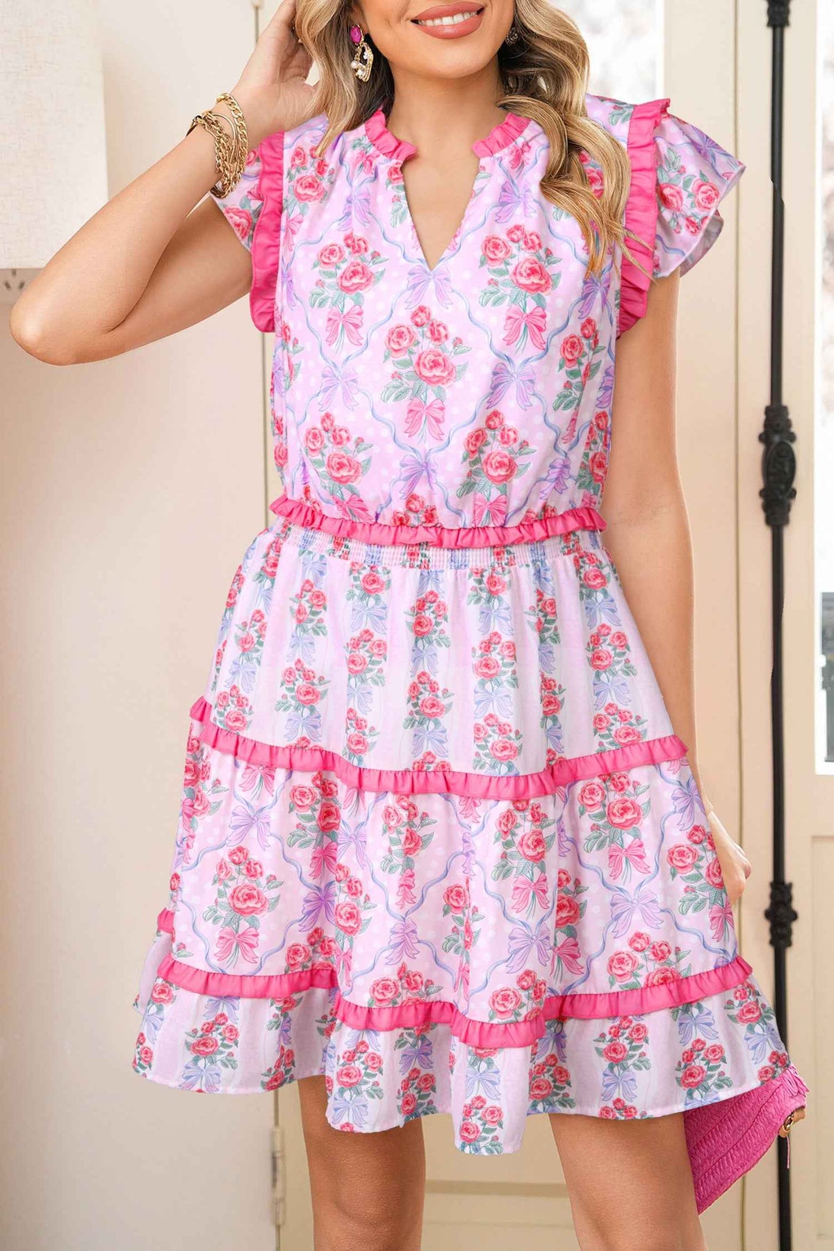 Robe florale sans manches à volants étagés, col en V, fond bleu clair et fleurs roses