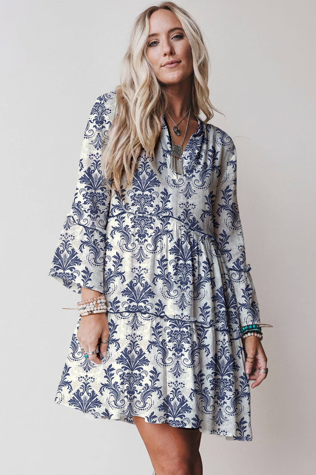 Robe mini beige à motifs bleu, manches 3/4 évasées, jupe évasée