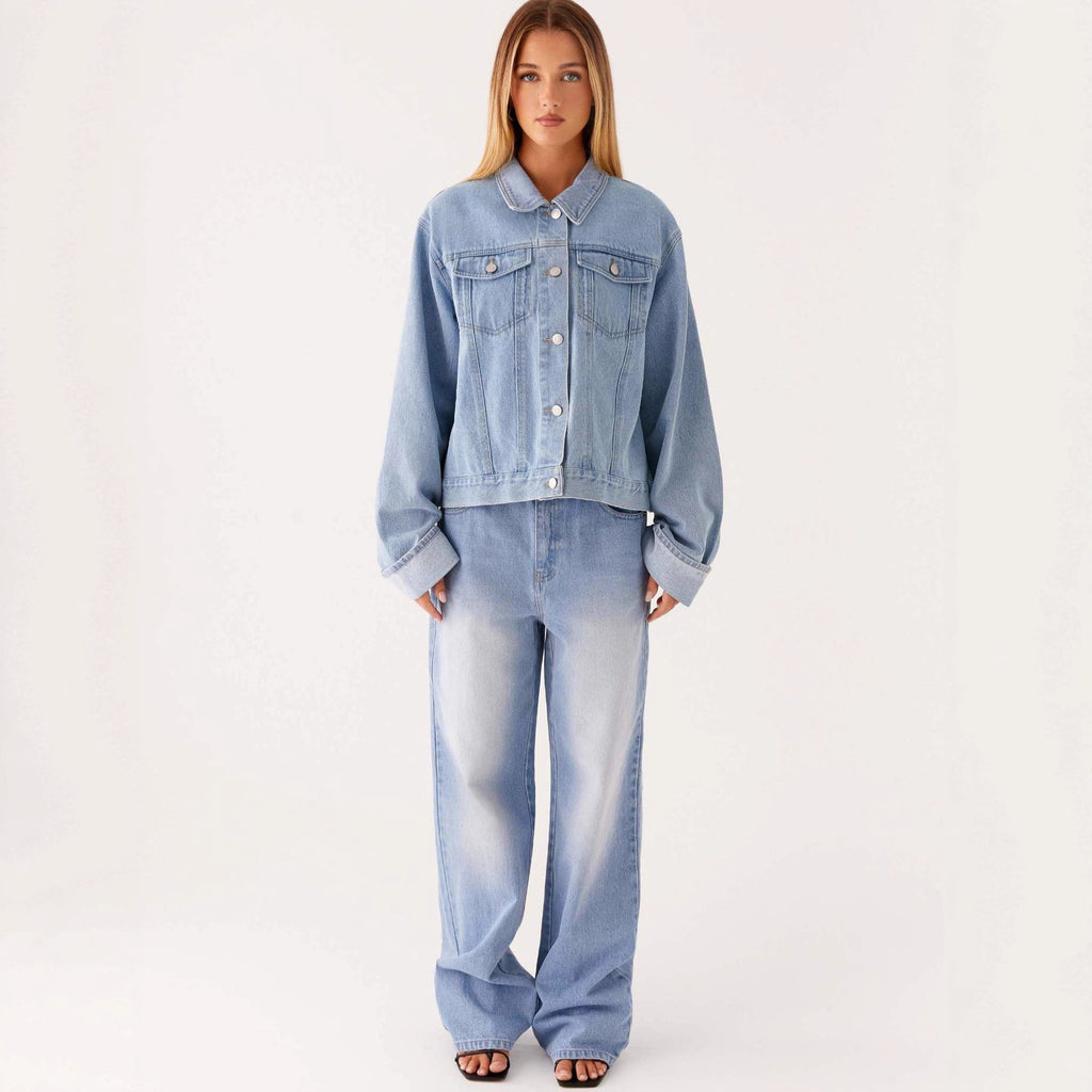 Veste en jean bleu clair pour femme, coupe droite, boutonnage et poches avant.