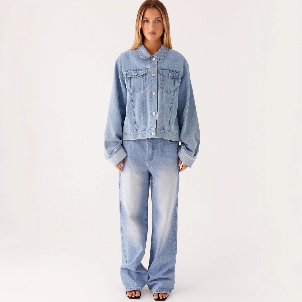 Veste en jean bleu clair pour femme, coupe droite, boutonnage et poches avant.