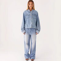 Veste en jean bleu clair pour femme, coupe droite, boutonnage et poches avant.