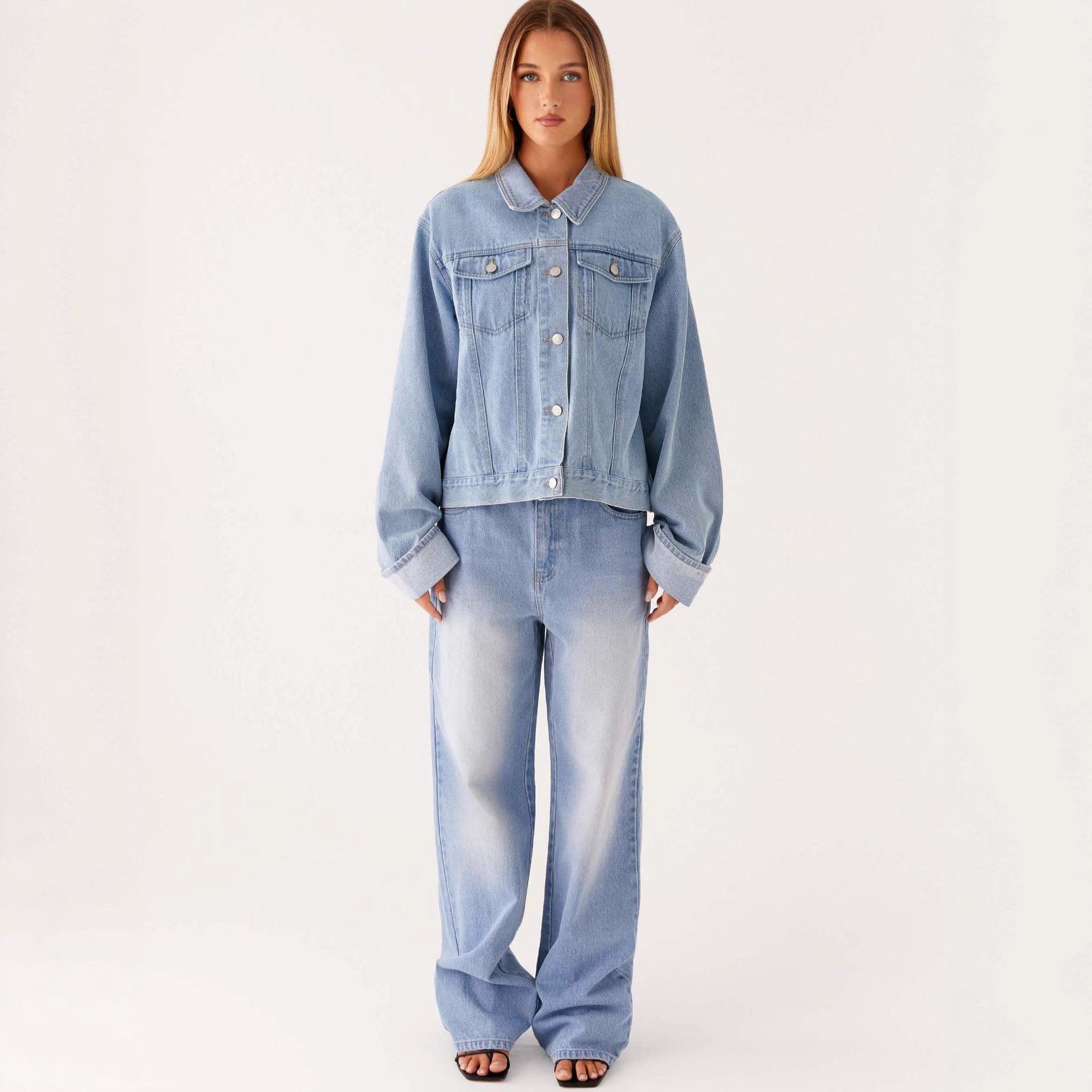 Veste en jean bleu clair pour femme, coupe droite, boutonnage et poches avant.