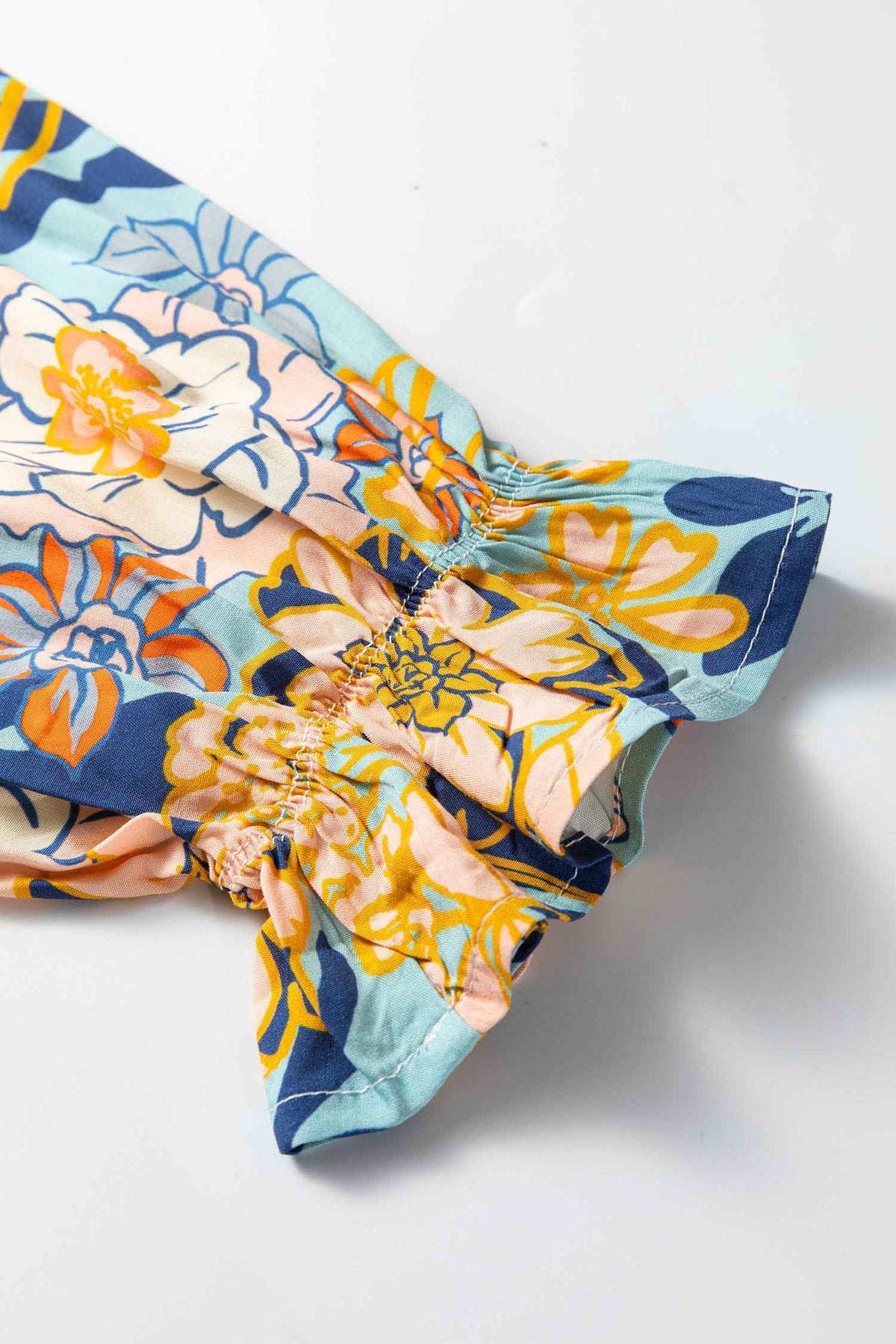 Tissu de robe bleu à fleurs, manche longue bouffante avec volant