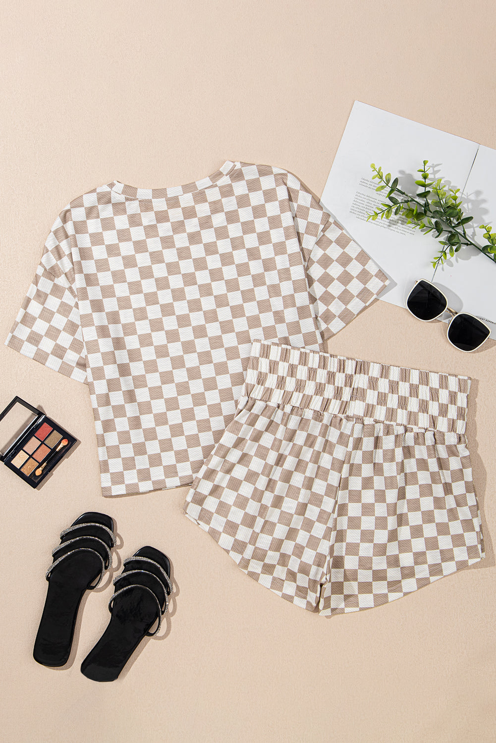 Ensemble deux pièces femme damier marron, T-shirt et jupe-short posés à plat