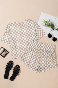 Ensemble deux pièces femme damier marron, T-shirt et jupe-short posés à plat