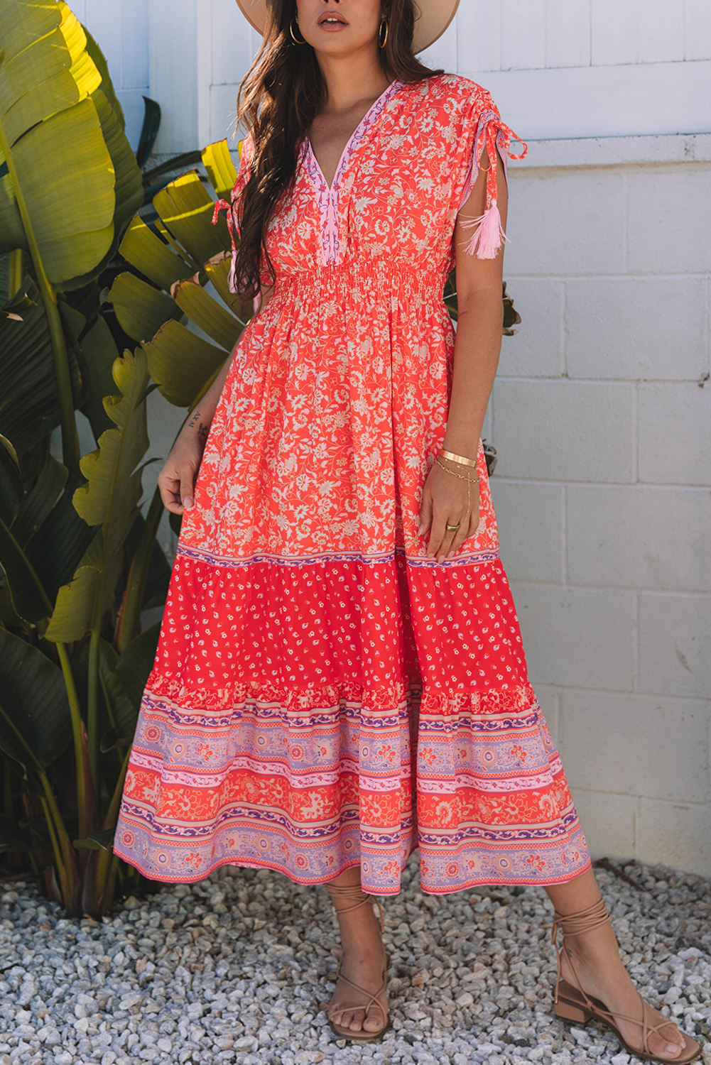 Robe midi rouge à fleurs, manches nouées, silhouette évasée