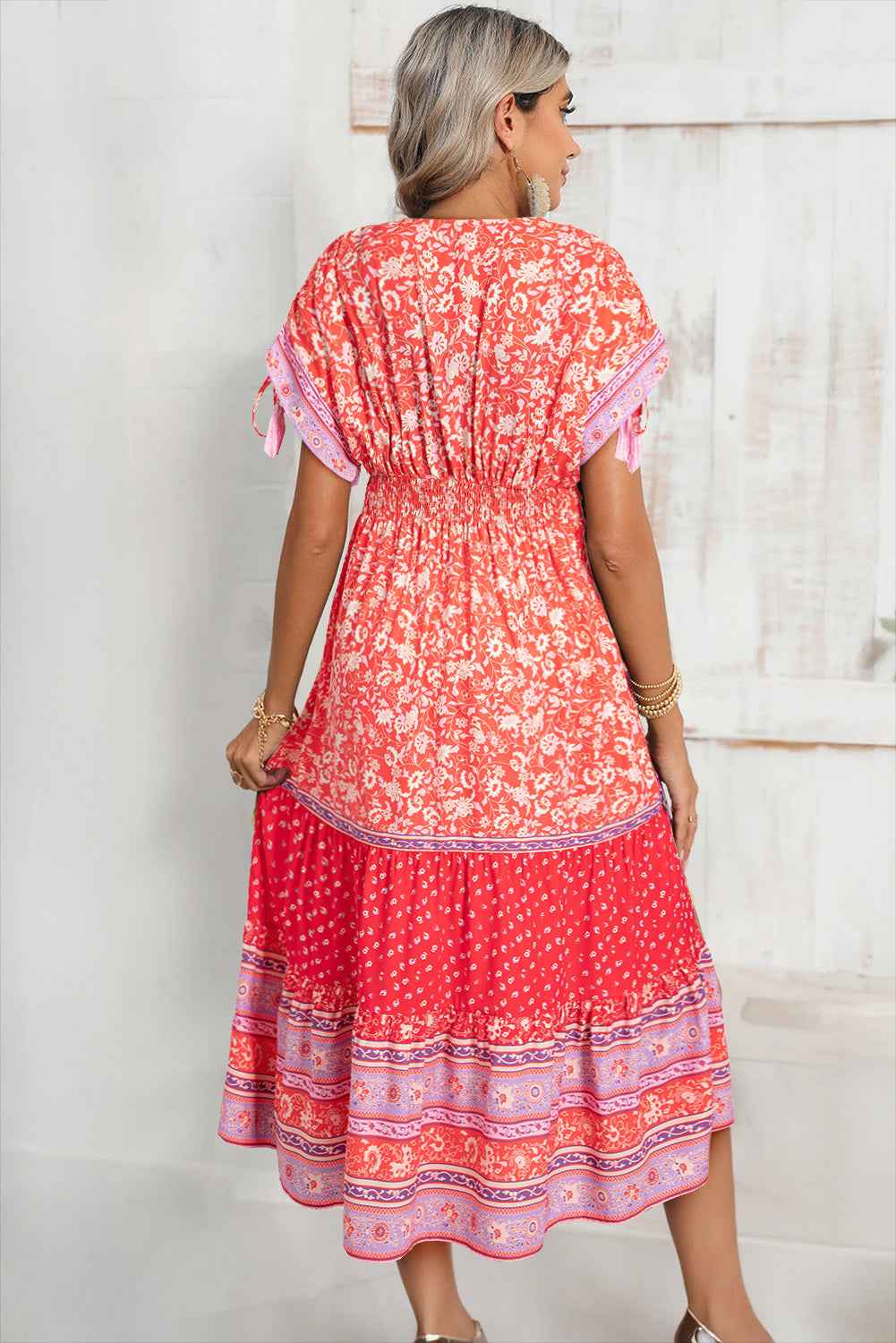 Robe midi rouge à fleurs, dos froncé, manches à rubans noués