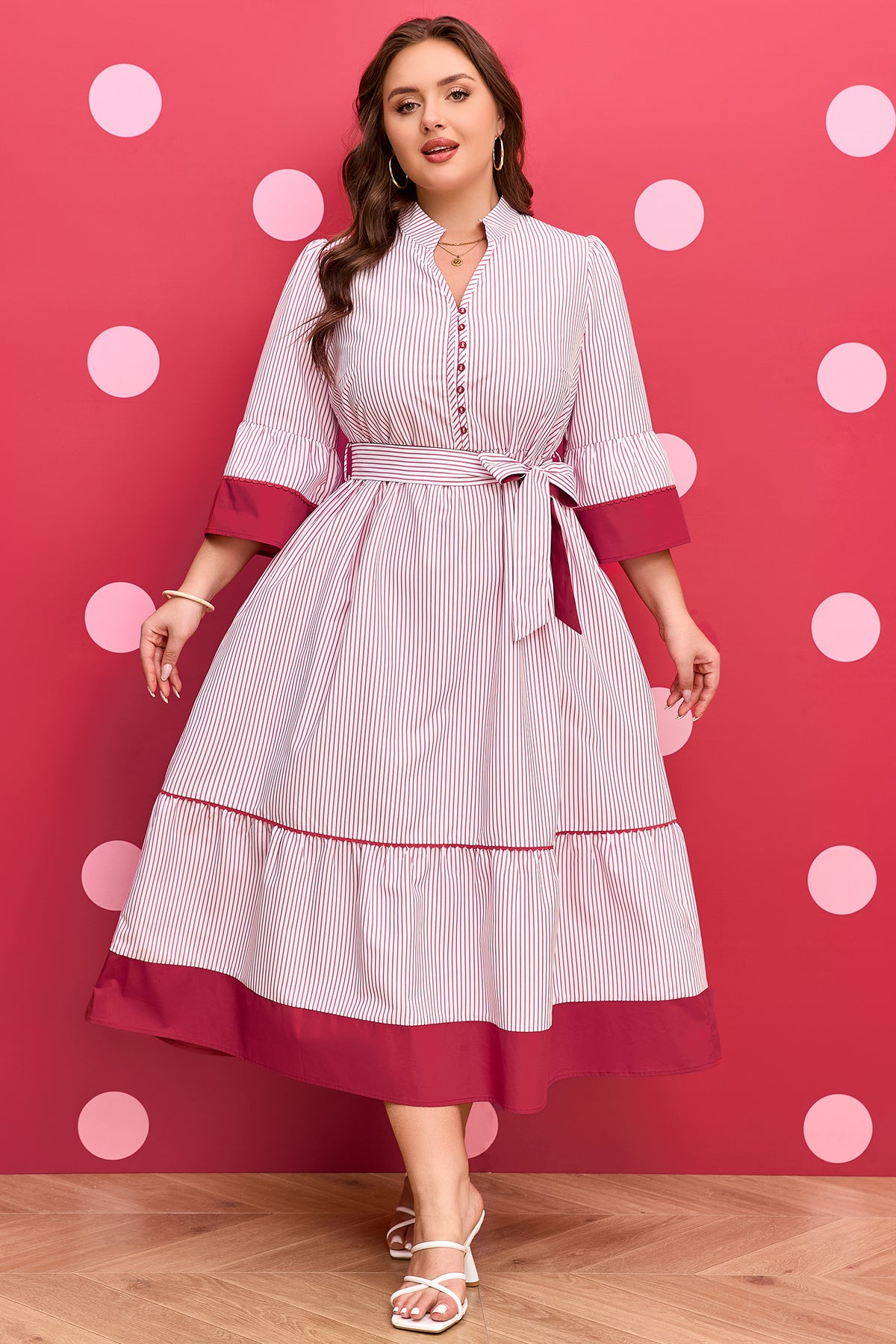 Robe maxi rayée ample, ceinture nouée à la taille, volants et manches trois-quarts