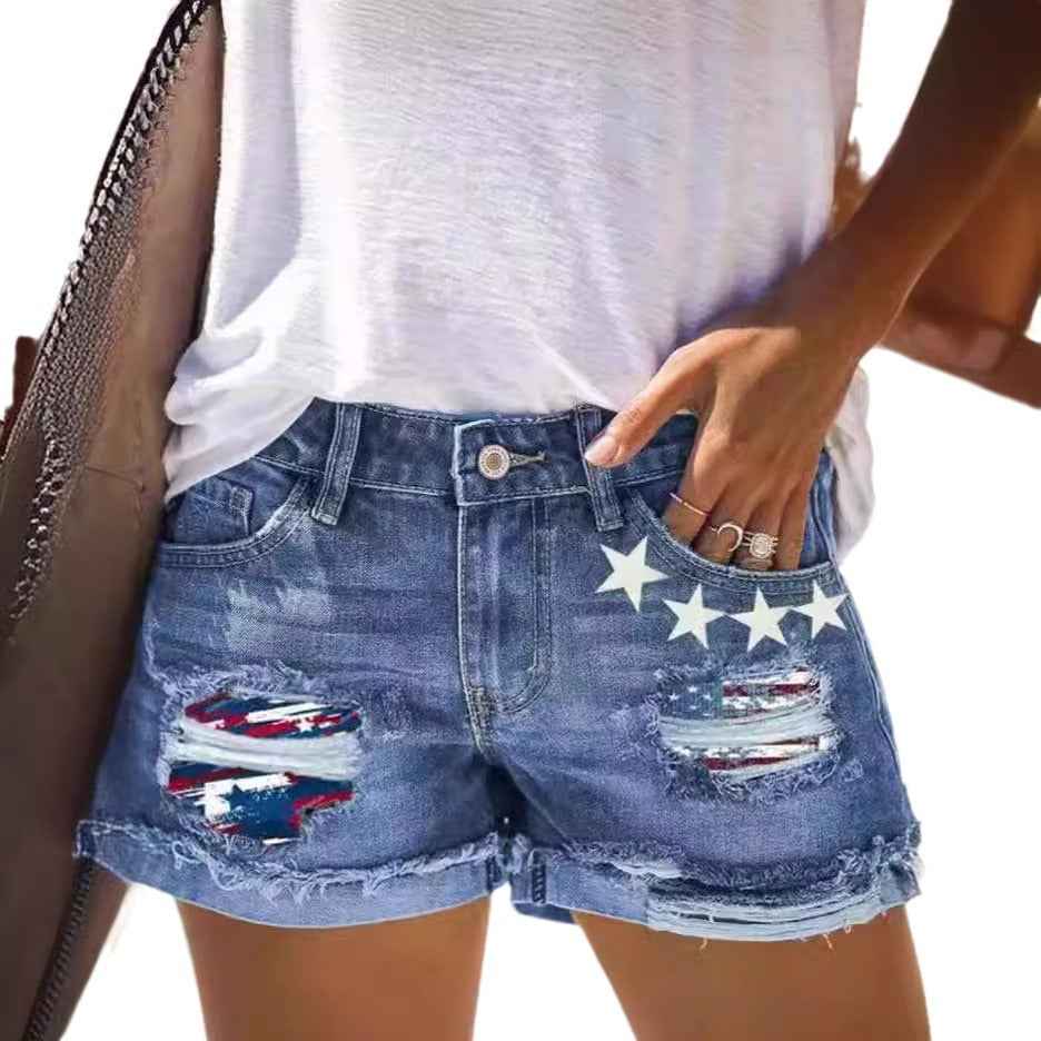 Short en jean bleu délavé avec appliques drapeaux et étoiles, taille à bouton