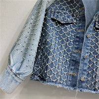 Veste en jean bleu claire avec strass en motif, poches à rabat et boutons