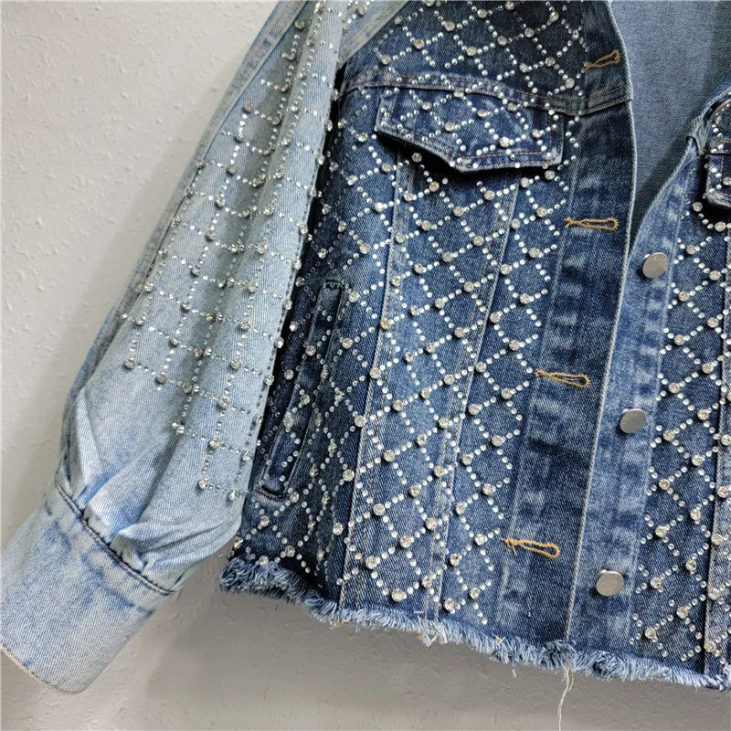 Veste en jean bleu claire avec strass en motif, poches à rabat et boutons