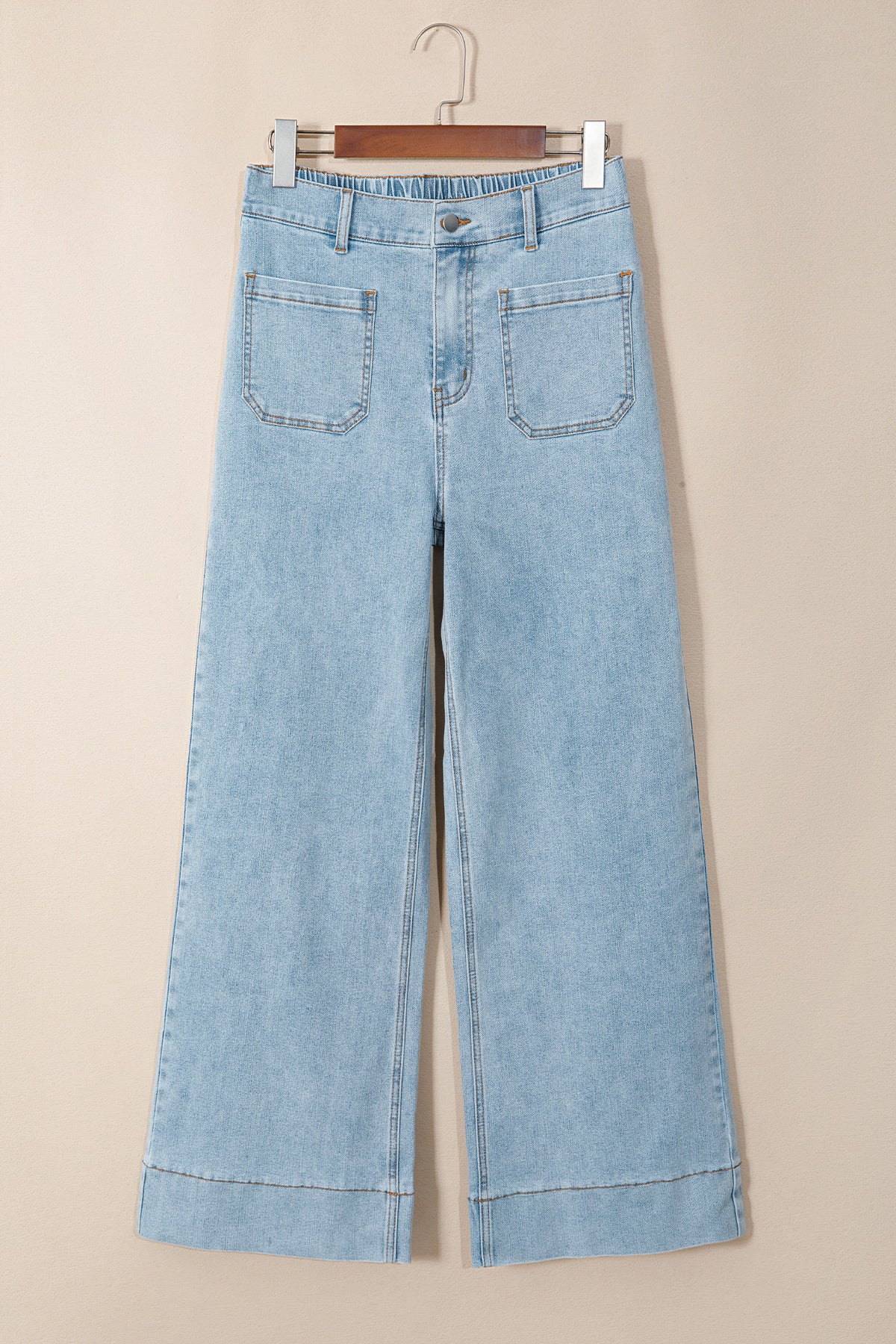 Jean en denim bleu ciel, coupe régulière, longueur complète, deux poches avant.