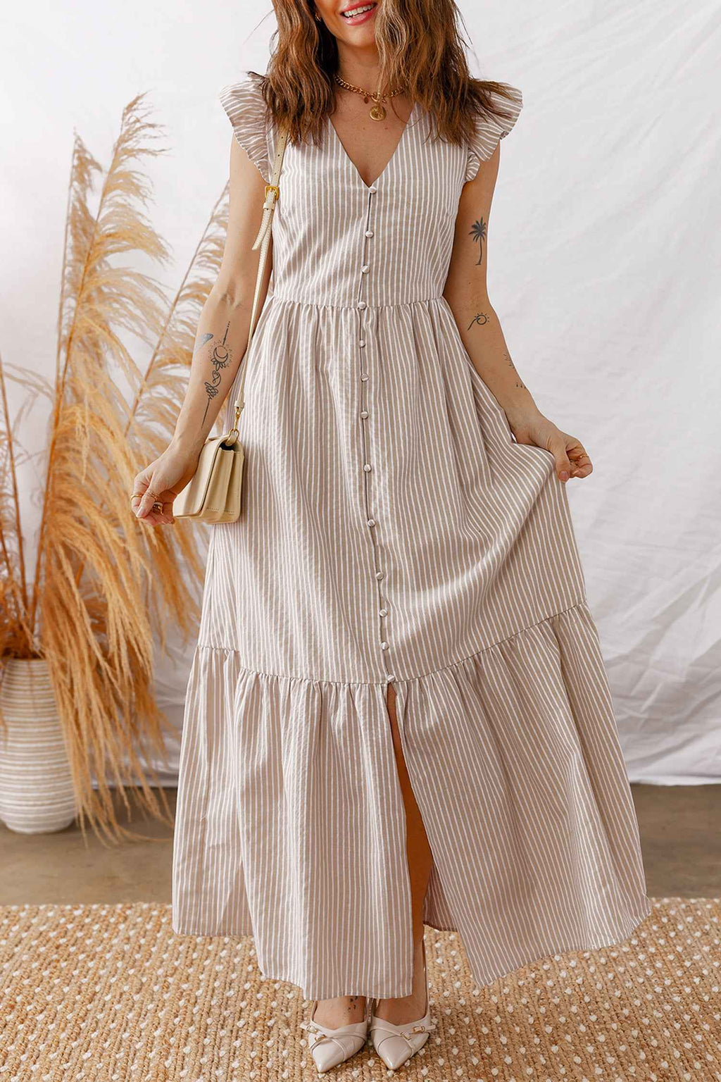 Robe longue rayée à encolure V, boutons devant, manches volantées et taille smockée.