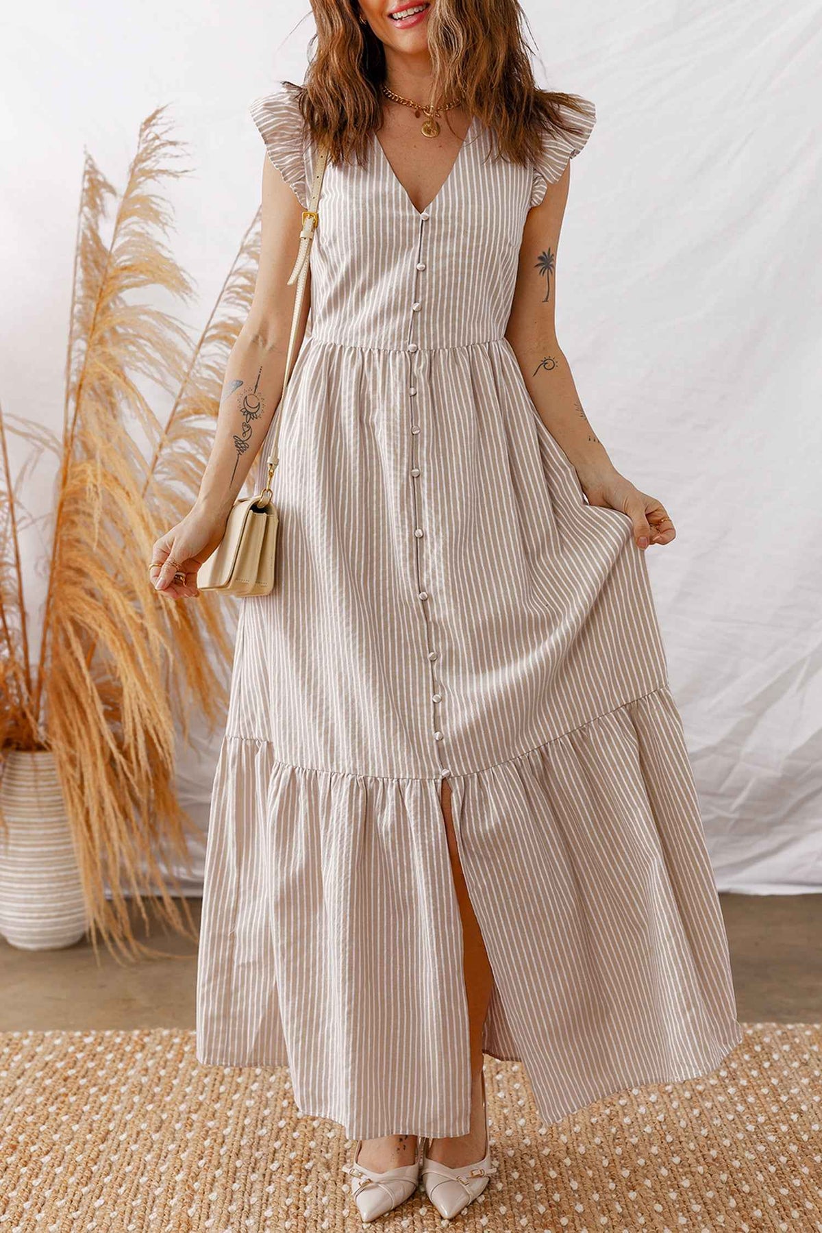 Robe longue rayée à encolure V, boutons devant, manches volantées et taille smockée.