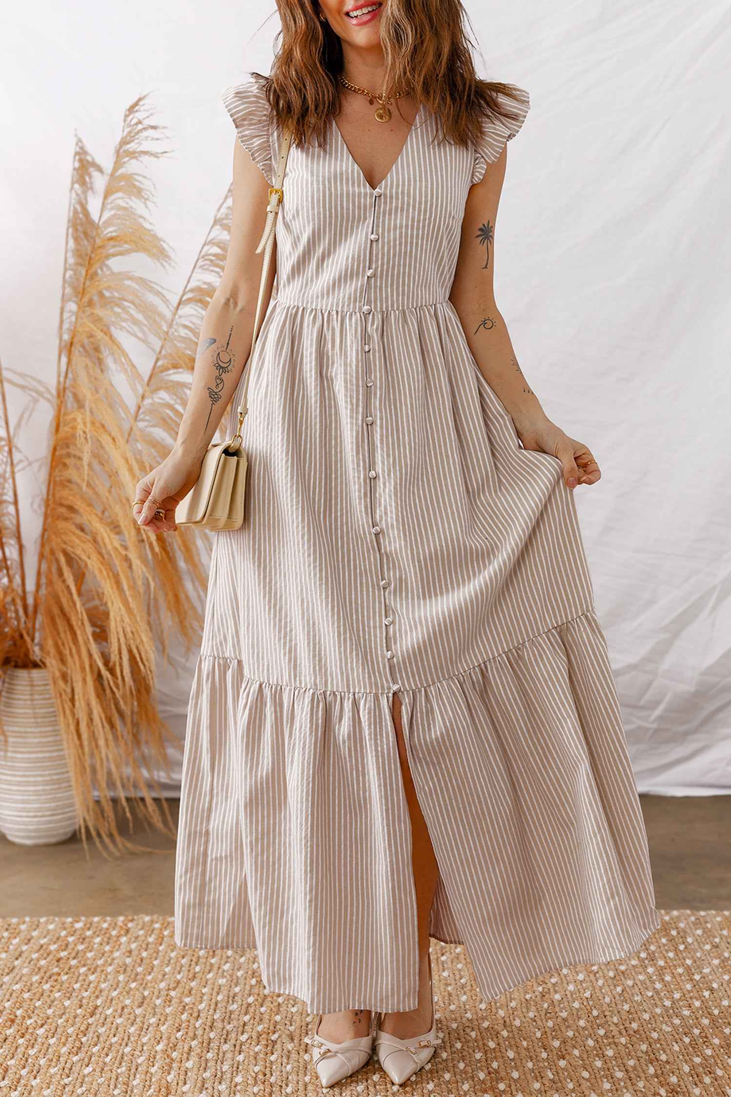 Robe longue rayée à encolure V, boutons devant, manches volantées et taille smockée.