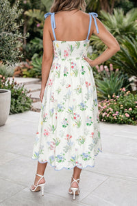 Robe midi à bretelles imprimé floral, base blanche, taille froncée, finitions bleues