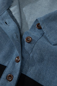 Haut polo bicolore en denim, gros plan patte boutonnée et col relevé.
