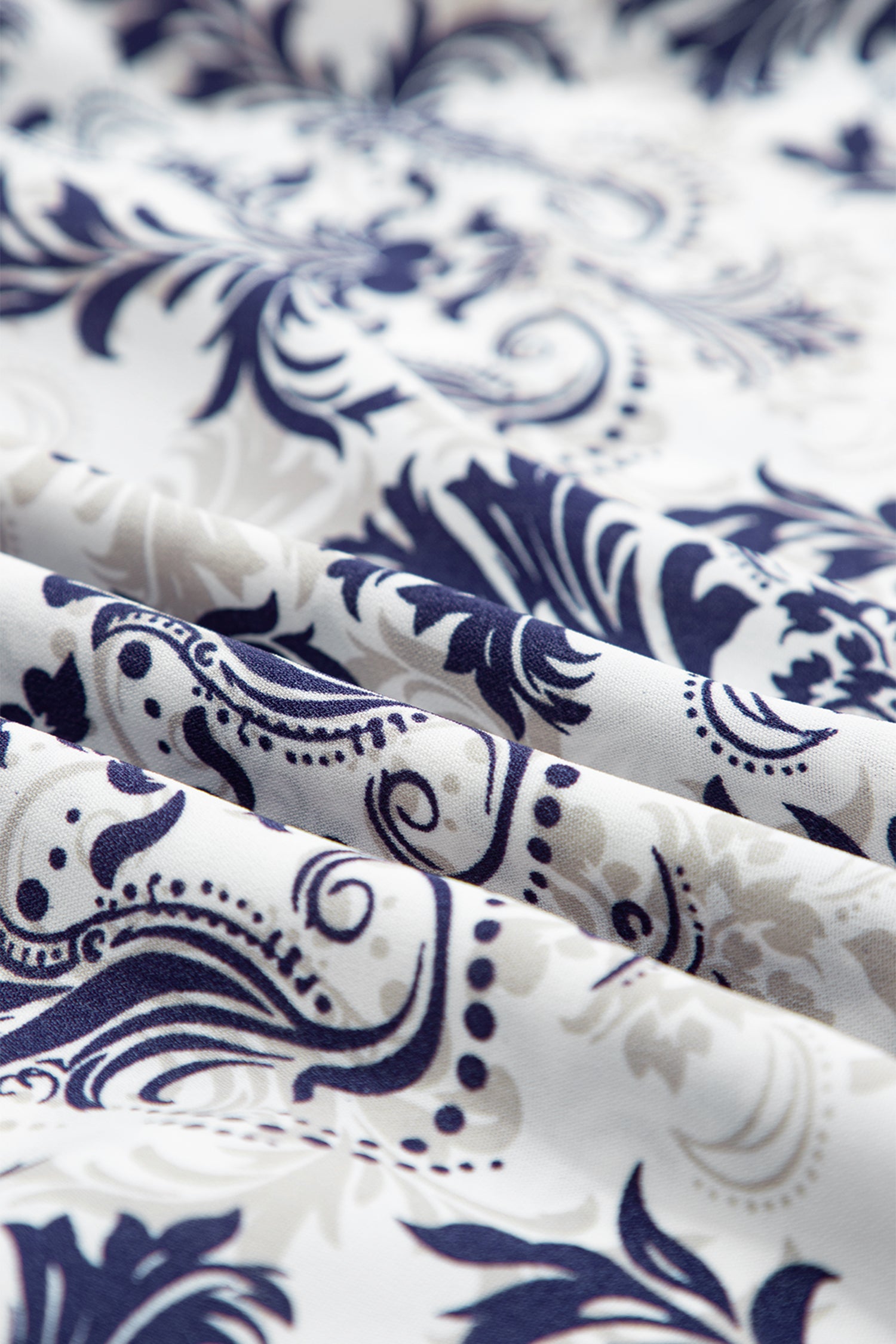 Tissu de jupe blanc à motif baroque floral bleu, détails d’imprimé.
