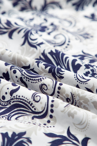 Tissu de jupe blanc à motif baroque floral bleu, détails d’imprimé.