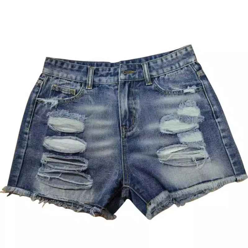 Short en jean bleu délavé avec grands trous et déchirures sur l’avant.