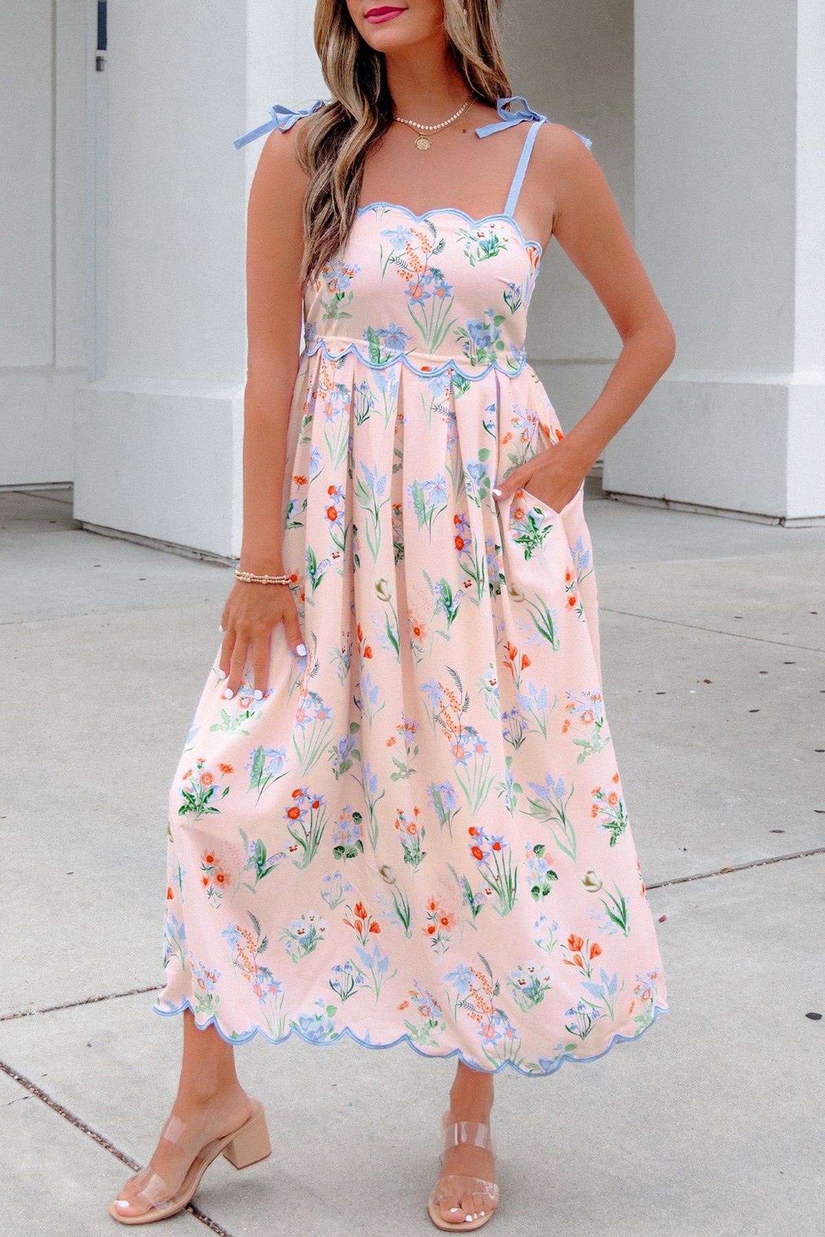 Robe midi florale à bretelles, taille haute, fleurs pastel, jupe évasée mi-longue