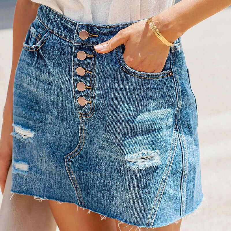 Jupe en jean courte bleu foncé, taille mi-haute, boutonnage devant, poches et déchirures