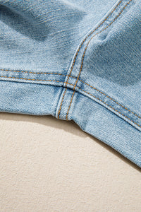 Jean bleu ciel : surpiqûres près de la couture d’entrejambe et texture du denim.