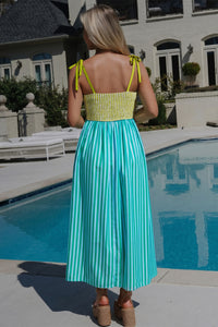 Robe longue rayée vert et jaune vue de dos, bretelles nouées, jupe évasée