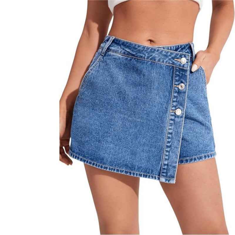 Shorts-jupe en denim bleu, devant boutonné avec surpiqûres et ourlet