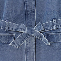Ceinture nouée en jean bleu sur la veste, liens et passants en tissu
