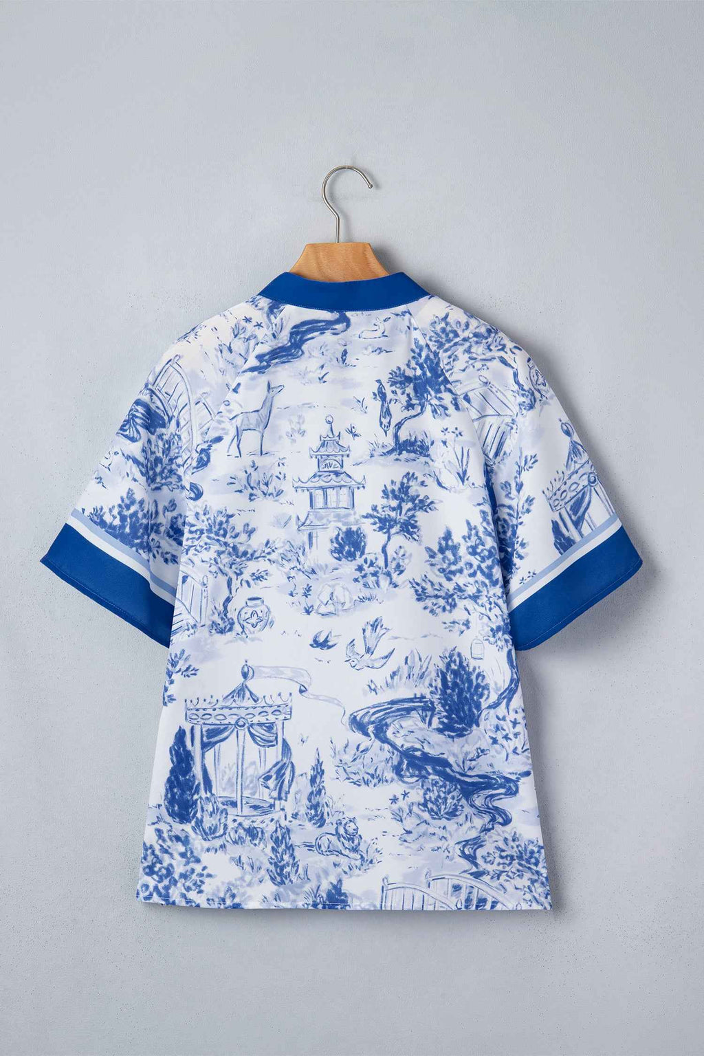 Haut femme dos imprimé bleu, col V contrasté, manches raglan, sur cintre.