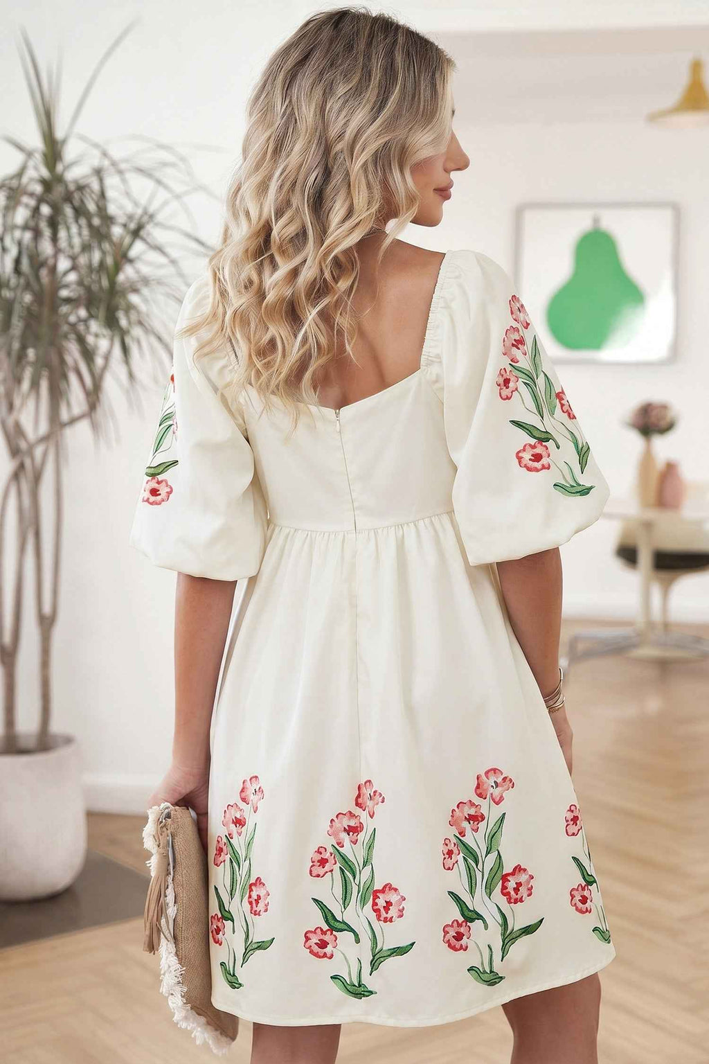 Robe babydoll crème à manches bouffantes, imprimé fleurs rouges et vertes.