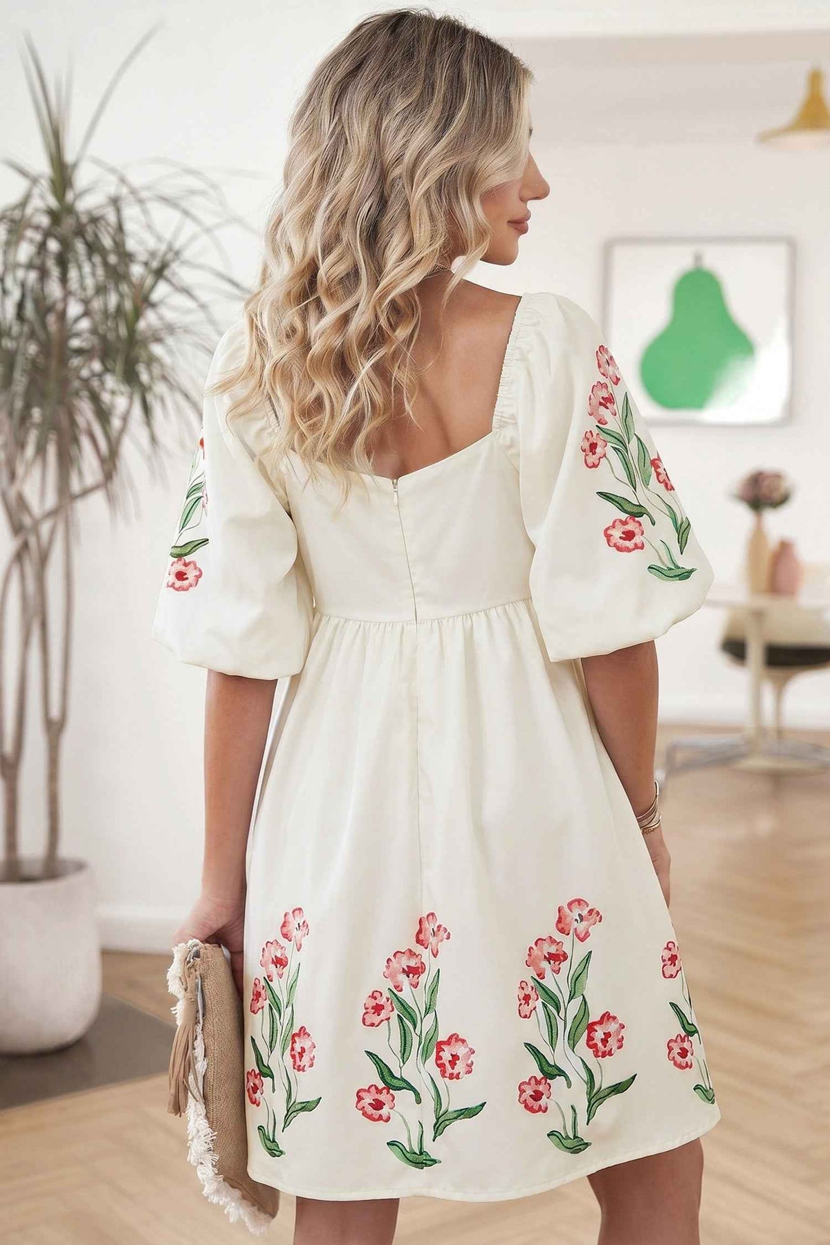 Robe babydoll crème à manches bouffantes, imprimé fleurs rouges et vertes.