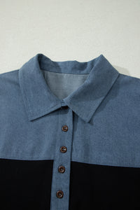 Haut polo bicolore en denim, col boutonné et rangée de boutons brun foncé.