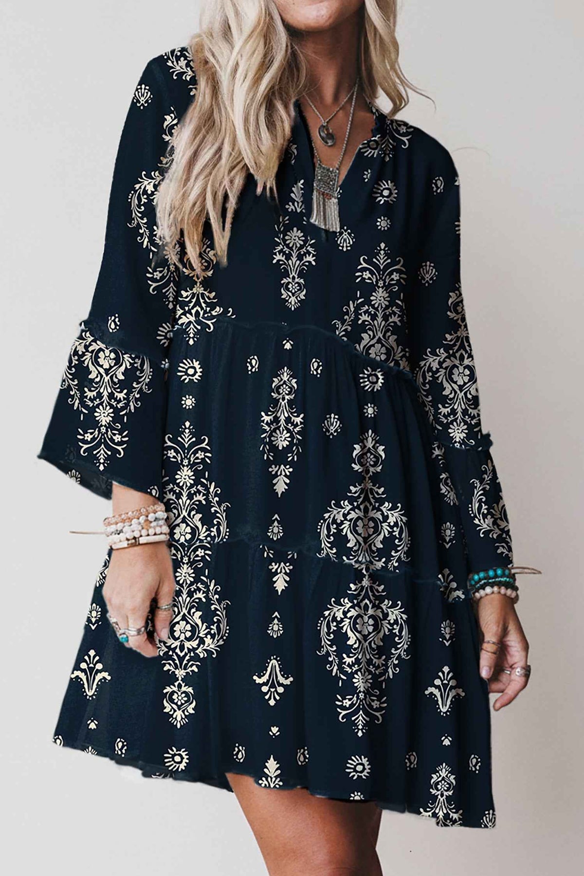 Robe mini bleu nuit à motifs baroques clairs, manches 3/4 évasées, encolure