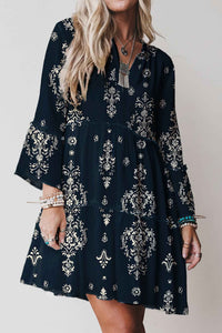Robe mini bleu nuit à motifs baroques clairs, manches 3/4 évasées, encolure