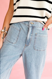 Jean denim bleu clair : poche avant et surpiqûres, fermeture boutonnée