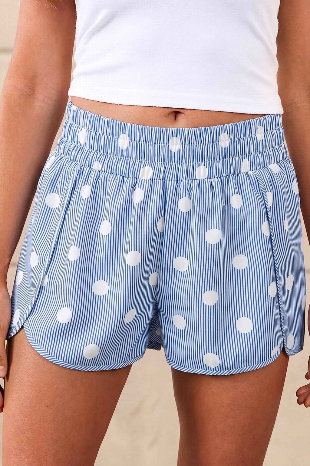 Short taille haute bleu clair à rayures et pois blancs, taille élastique, volants aux côtés