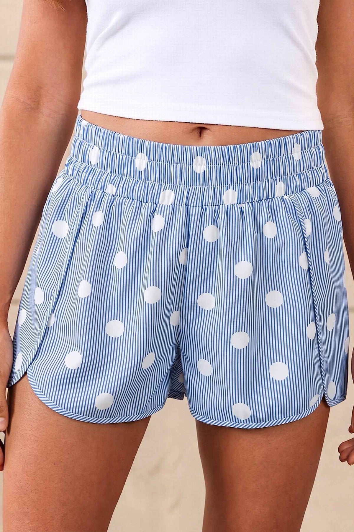 Short taille haute bleu clair à rayures et pois blancs, taille élastique, volants aux côtés