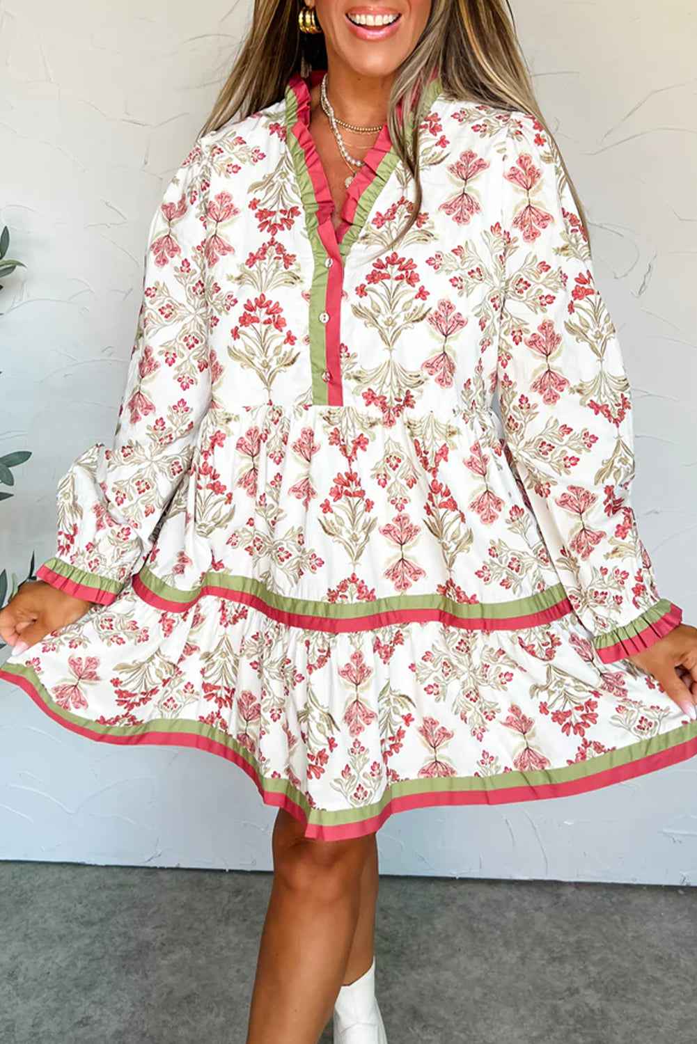 Robe évasée à manches bouffantes en coton écru, fleurs rouges et liseré vert.