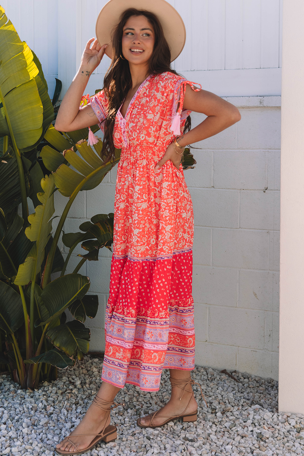 Robe midi rouge à fleurs, manches nouées, ourlet volanté