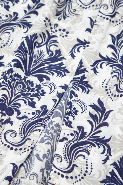 Tissu blanc à motif floral bleu, imprimé ornemental détaillé.