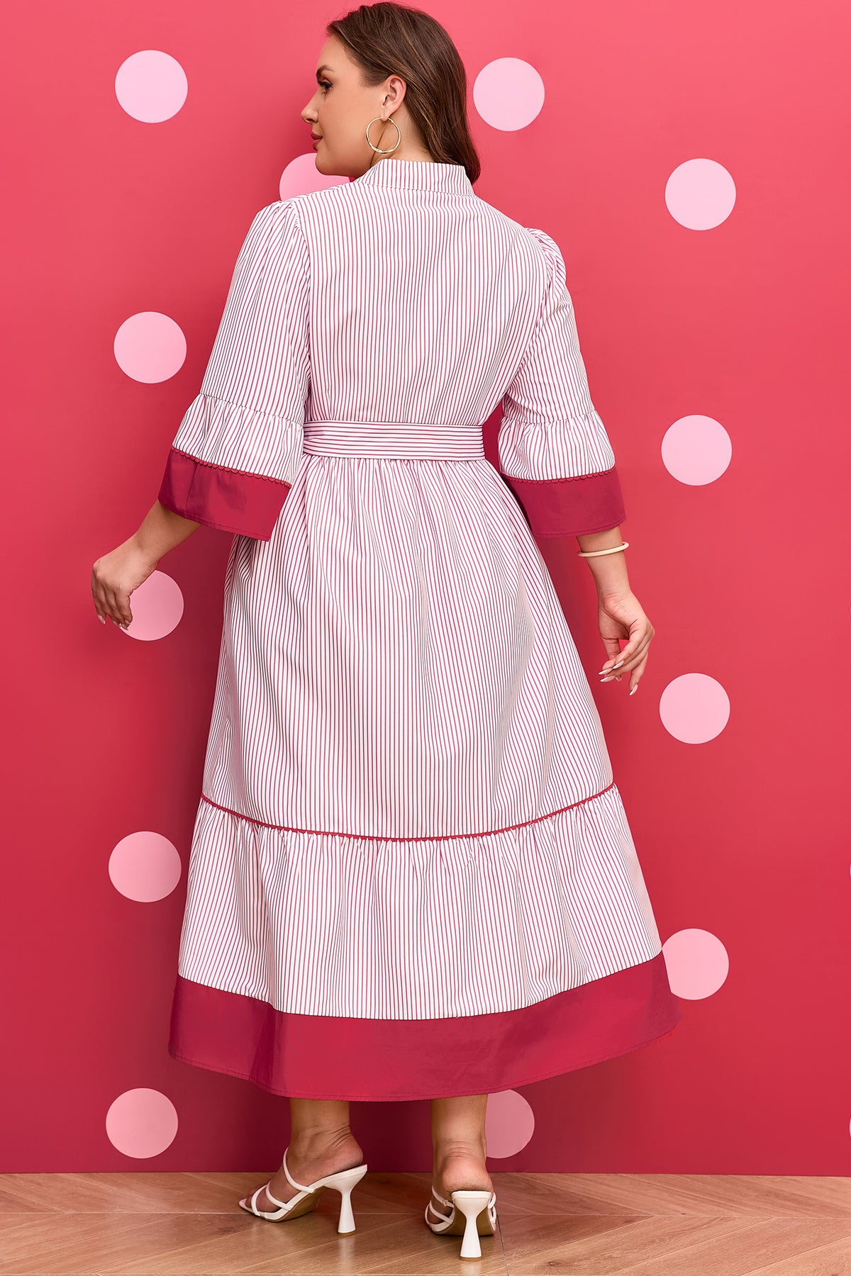 Robe maxi rayée vue de dos, ceinture nouée, volants et manches trois-quarts