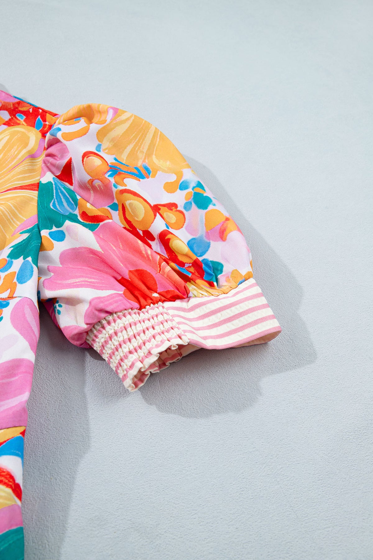 Robe fleurie : manche courte avec bord à rayures roses et poignets froncés.