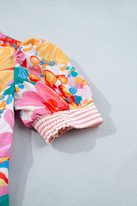Robe fleurie : manche courte avec bord à rayures roses et poignets froncés.